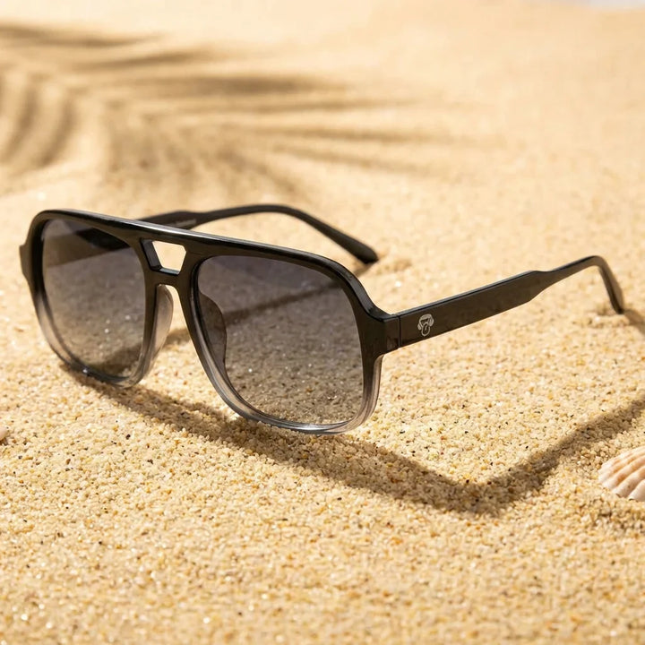 Lentes sol Orson RPET polarizados UV400 sobre arena dorada costa textura natural Bonoboss #color_negro
