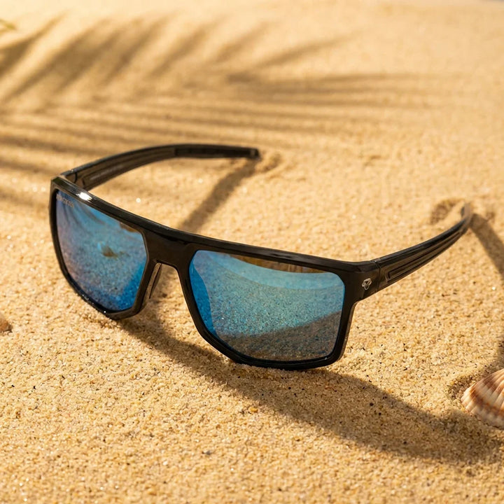 Lentes sol Ollie polarizados bio-acetato azul sobre arena dorada playa costa textura natural Bonoboss #editorial_detail1 #color_azul