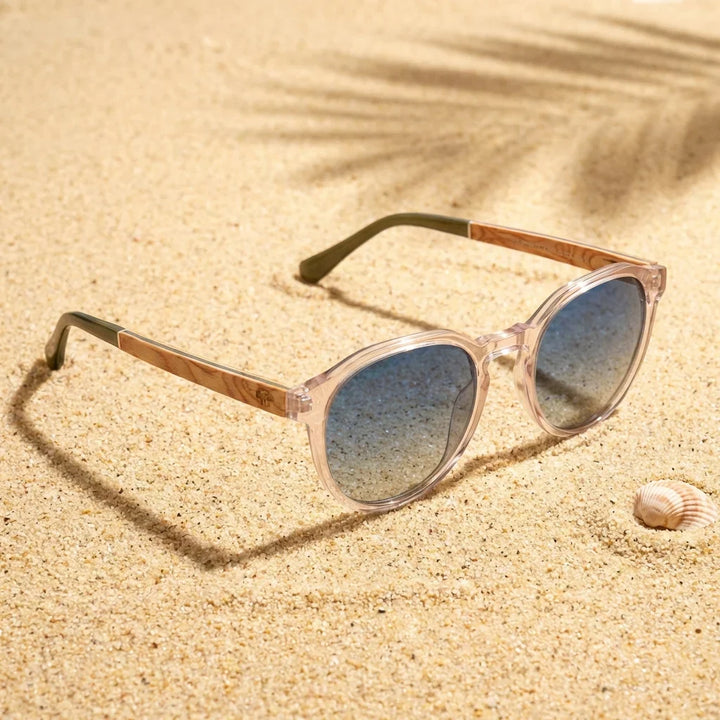 Lentes sol Galapagos polarizados UV400 madera nogal Transparente sobre arena dorada costa textura natural Bonoboss #editorial_grid1 #color_transparente