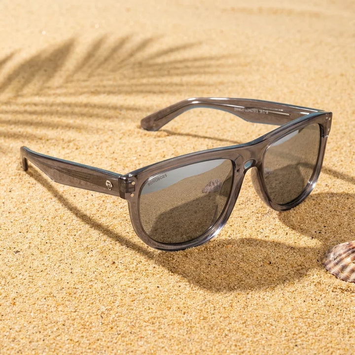 Lentes sol GirlFriend Reverse polarizados UV400 sobre arena dorada costa textura natural Bonoboss #color_espejado-gris