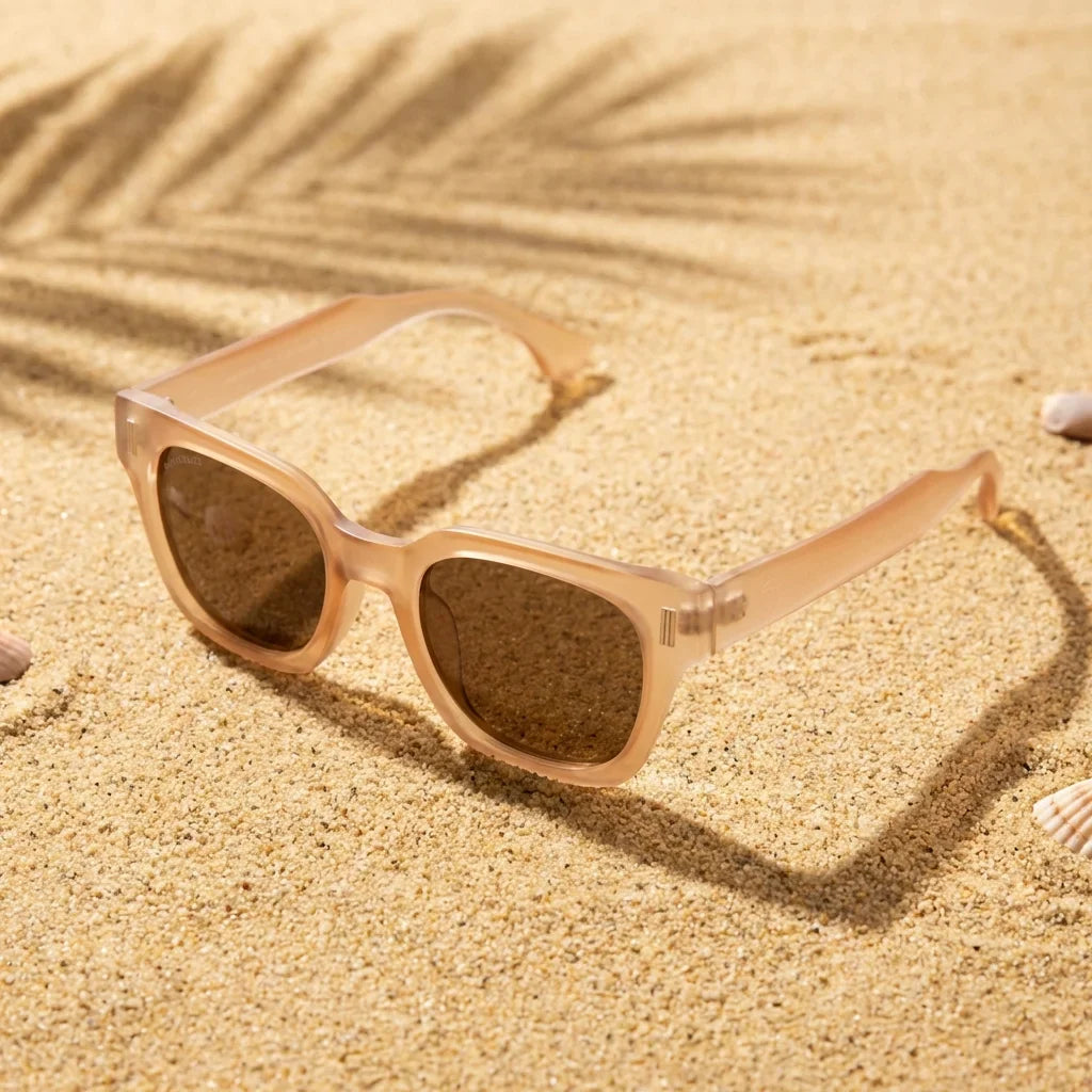 Lentes sol Osorno RPET polarizados UV400 sobre arena dorada costa textura natural Bonoboss #editorial_detail1 #color_champagne