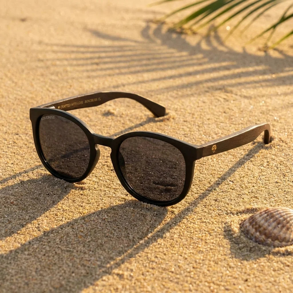 Lentes sol Meli Dark polarizados UV400 sobre arena dorada costa textura natural Bonoboss #color_negro