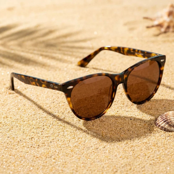 Lentes sol Hanga Roa polarizados UV400 sobre arena dorada costa textura natural Bonoboss #color_carey