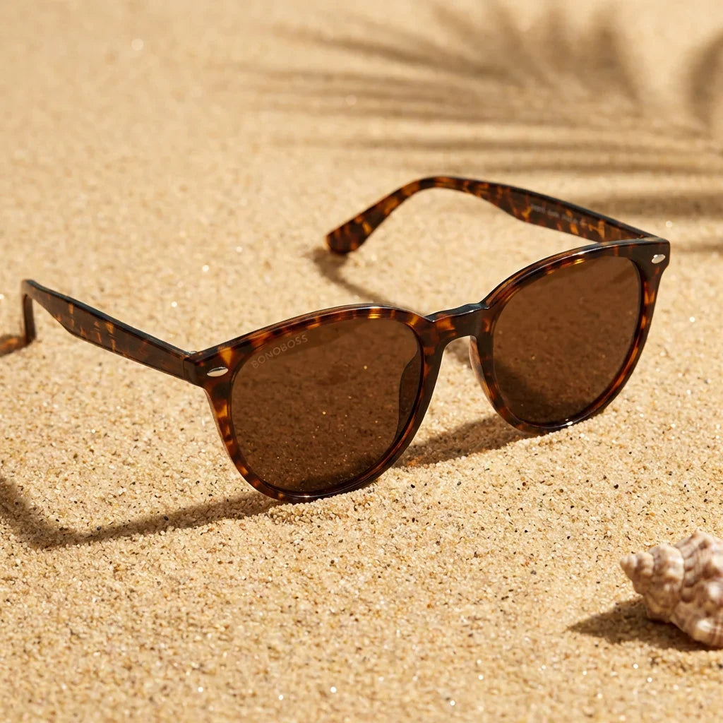 Lentes sol Henua polarizados UV400 sobre arena dorada costa textura natural Bonoboss #color_carey