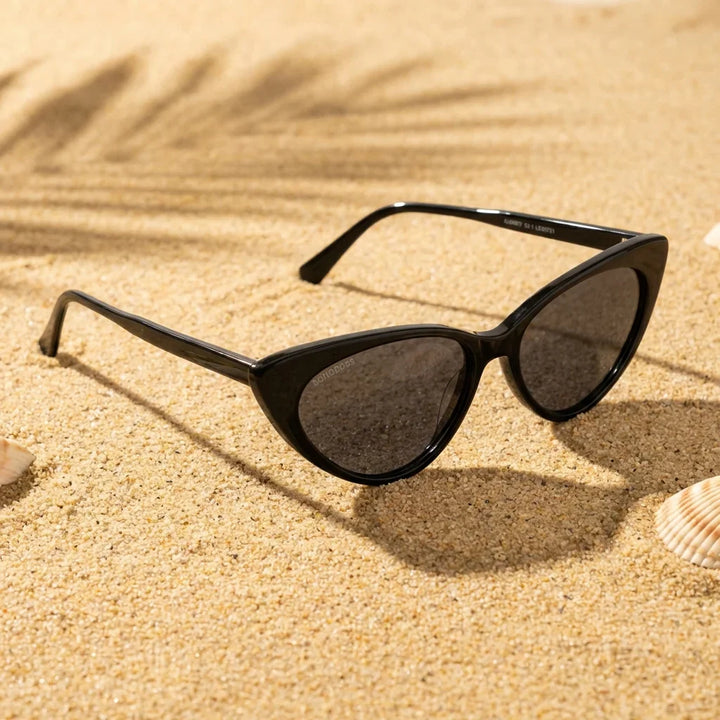 Lentes sol Audrey Red polarizados UV400 sobre arena dorada costa textura natural Bonoboss #color_negro