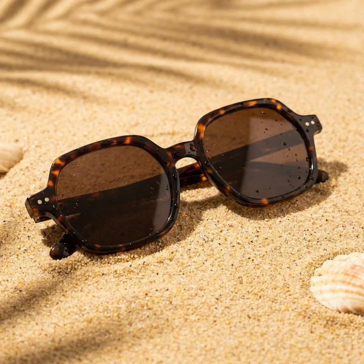 Lentes sol Canarias polarizados UV400 sobre arena dorada costa textura natural Bonoboss #color_carey
