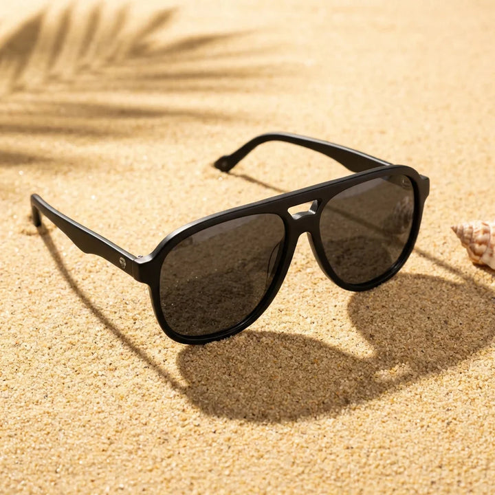 Lentes sol Orson polarizados UV400 sobre arena dorada costa textura natural Bonoboss #color_negro