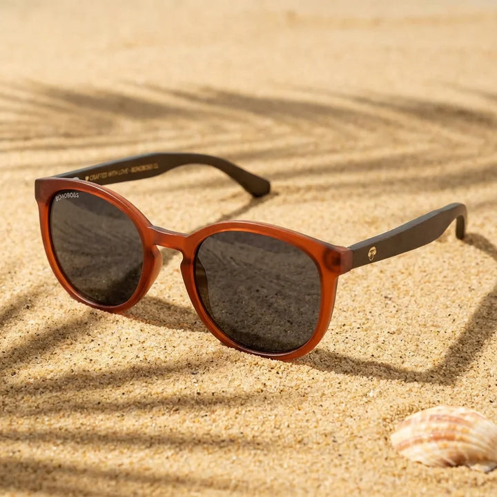 Lentes sol Meli Wine polarizados UV400 sobre arena dorada costa textura natural Bonoboss #color_negro