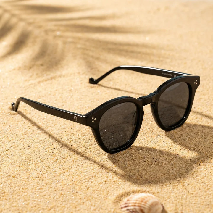 Lentes sol Lenga polarizados UV400 sobre arena dorada costa textura natural Bonoboss #color_negro