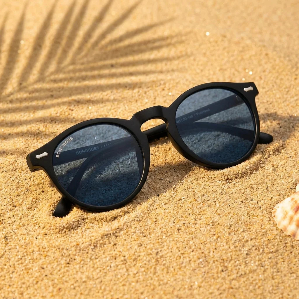 Lentes sol Temuco RPET polarizados UV400 sobre arena dorada costa textura natural Bonoboss #editorial_grid1 #color_negro
