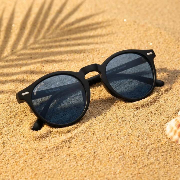 Lentes sol Temuco RPET polarizados UV400 sobre arena dorada costa textura natural Bonoboss #editorial_grid1 #color_negro
