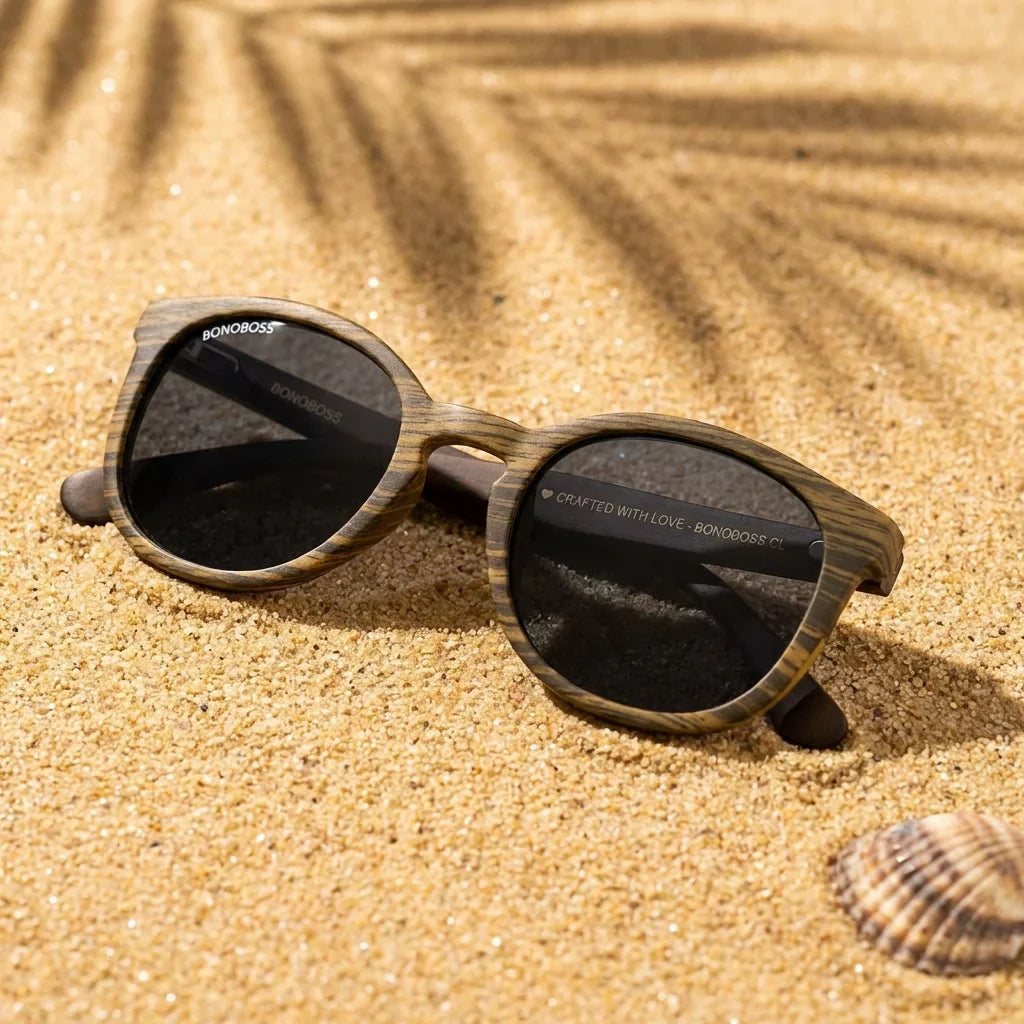 Lentes sol Meli Ebony polarizados UV400 sobre arena dorada costa textura natural Bonoboss #color_negro