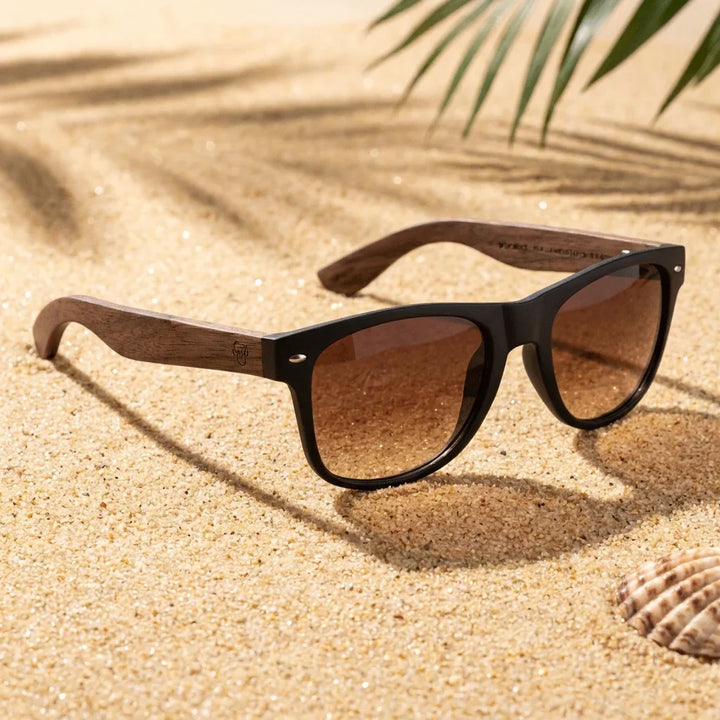 Lentes sol Acacia Nogal polarizados UV400 sobre arena dorada costa textura natural Bonoboss #color_gradiente-cafe