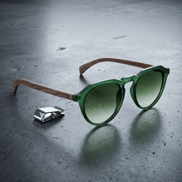 Lentes sol Galapagos polarizados UV400 acetato madera forest sobre concreto urbano textura industrial Bonoboss #editorial_grid1 #color_forest
