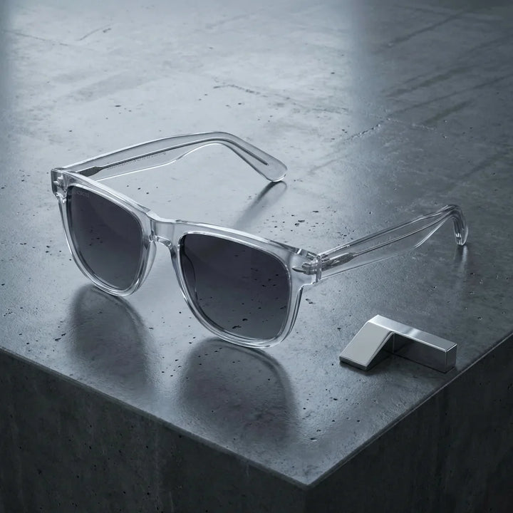 Lentes sol Acacia XL polarizados UV400 sobre concreto urbano textura industrial Bonoboss #color_transparente