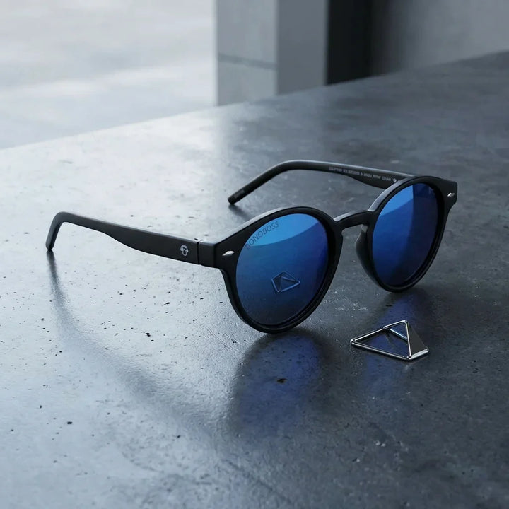 Lentes sol Joplin RPET polarizados UV400 sobre concreto urbano textura industrial Bonoboss #color_espejado-azul