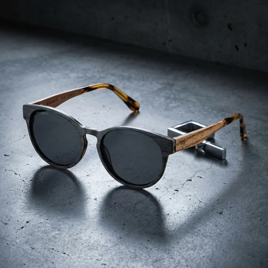 Lentes sol Chiloé 110 Wood polarizados UV400 sobre concreto urbano textura industrial Bonoboss #color_gris