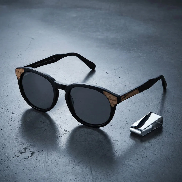 Lentes sol Chiloé 0084 polarizados UV400 sobre concreto urbano textura industrial Bonoboss #color_negro