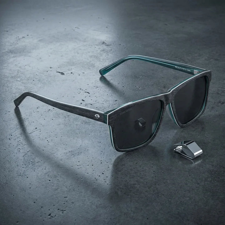 Lentes sol Keule XL polarizados UV400 sobre concreto urbano textura industrial Bonoboss #color_darkblue