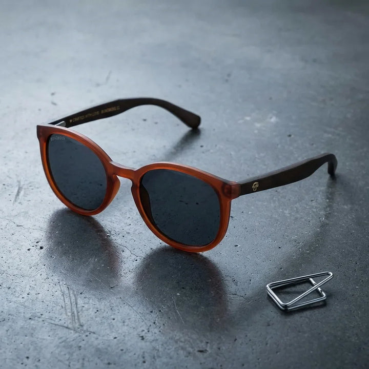 Lentes sol Meli Wine polarizados UV400 sobre concreto urbano textura industrial Bonoboss #color_negro