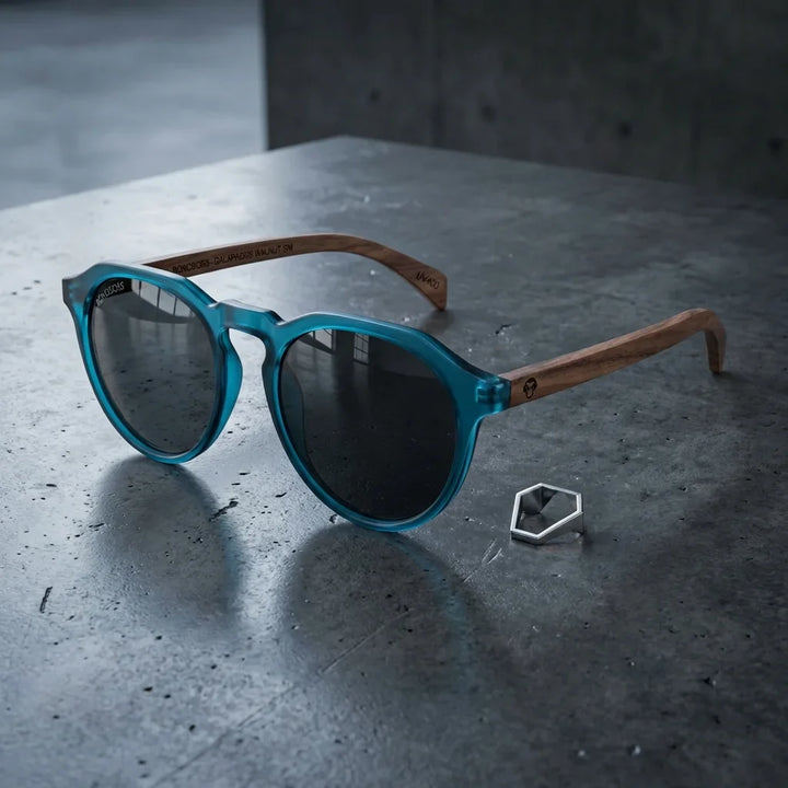 Lentes sol Galapagos polarizados UV400 acetato madera ocean sobre concreto urbano textura industrial Bonoboss #editorial_grid1 #color_ocean