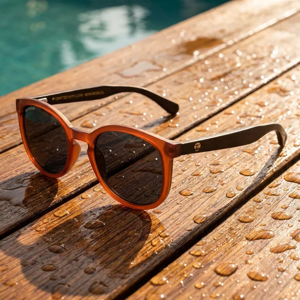 Lentes sol Meli Wine polarizados UV400 sobre madera teca con agua fresca Bonoboss #color_negro
