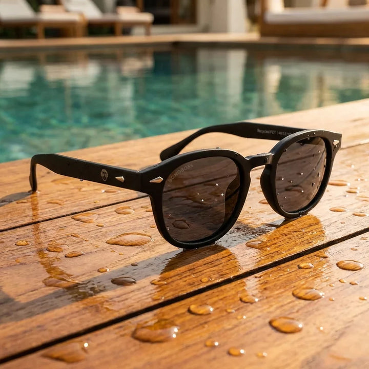 Lentes sol Waimea RPET polarizados UV400 sobre madera teca con agua fresca Bonoboss #color_negro