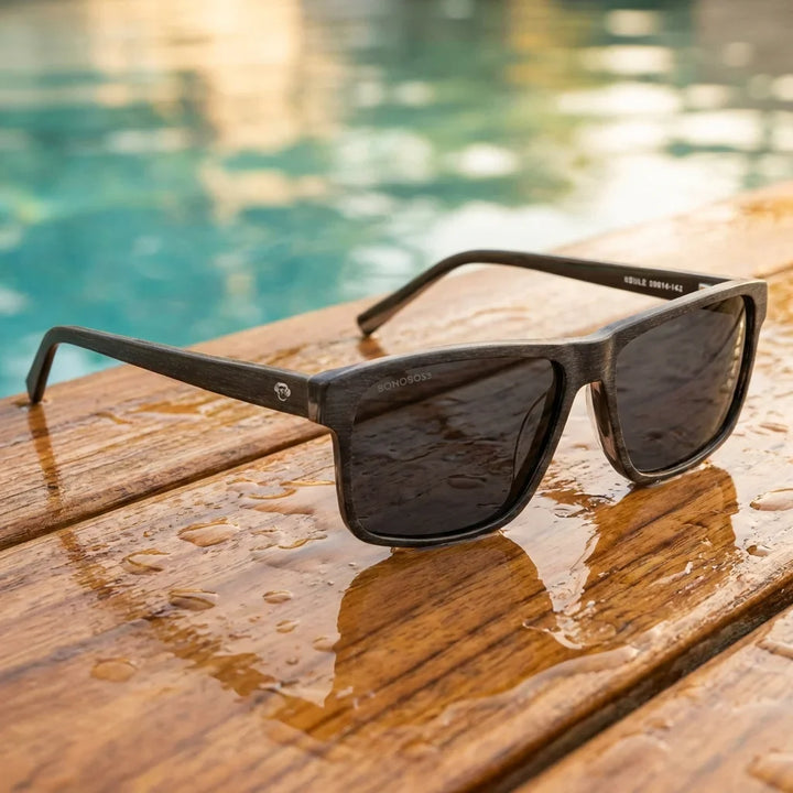 Lentes sol Keule polarizados UV400 madera cacao sobre teca con agua fresca textura natural Bonoboss #editorial_detail2 #color_cacao