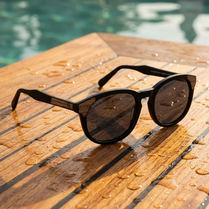 Lentes sol Chiloé 0084 polarizados UV400 sobre madera teca con agua fresca Bonoboss #editorial_grid1 #color_negro