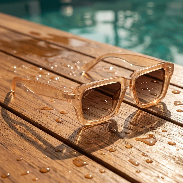 Lentes sol Verona polarizados UV400 sobre madera teca con agua fresca Bonoboss #color_champagne