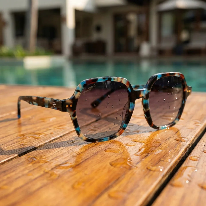 Lentes sol Canarias polarizados UV400 sobre madera teca con agua fresca Bonoboss #color_azul