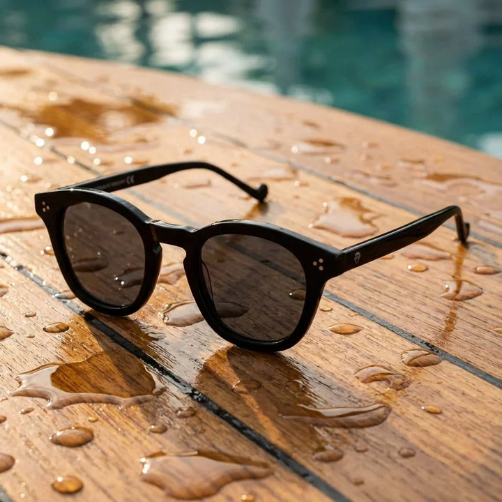 Lentes sol Lenga polarizados UV400 sobre madera teca con agua fresca Bonoboss #color_negro