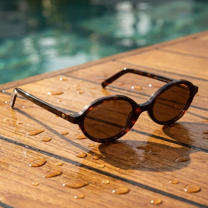 Lentes sol Guapi Island polarizados UV400 sobre madera teca con agua fresca Bonoboss #color_carey