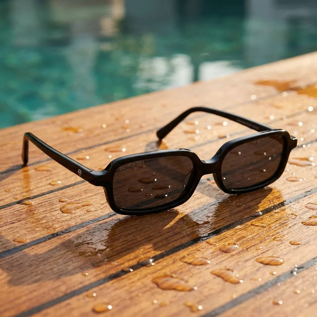 Lentes sol Navarino polarizados UV400 sobre madera teca con agua fresca Bonoboss #color_negro
