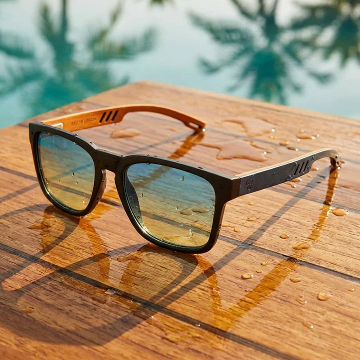 Lentes sol Waimea polarizados UV400 sobre madera teca con agua fresca Bonoboss #color_degrade-azul