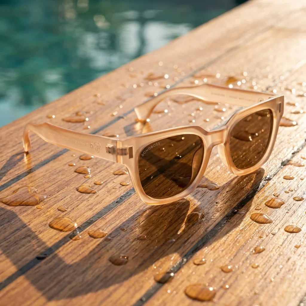 Lentes sol Osorno RPET polarizados UV400 sobre madera teca con agua fresca Bonoboss #color_champagne
