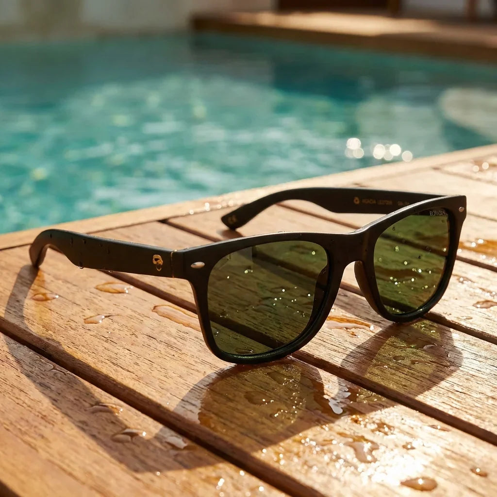 Lentes sol Acacia Dark polarizados UV400 sobre madera teca con agua fresca Bonoboss #color_g15