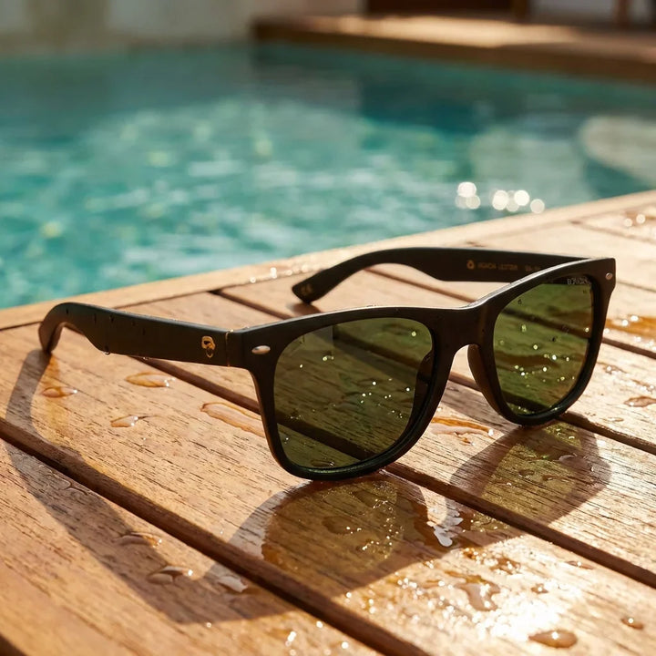 Lentes sol Acacia Dark polarizados UV400 sobre madera teca con agua fresca Bonoboss #color_g15