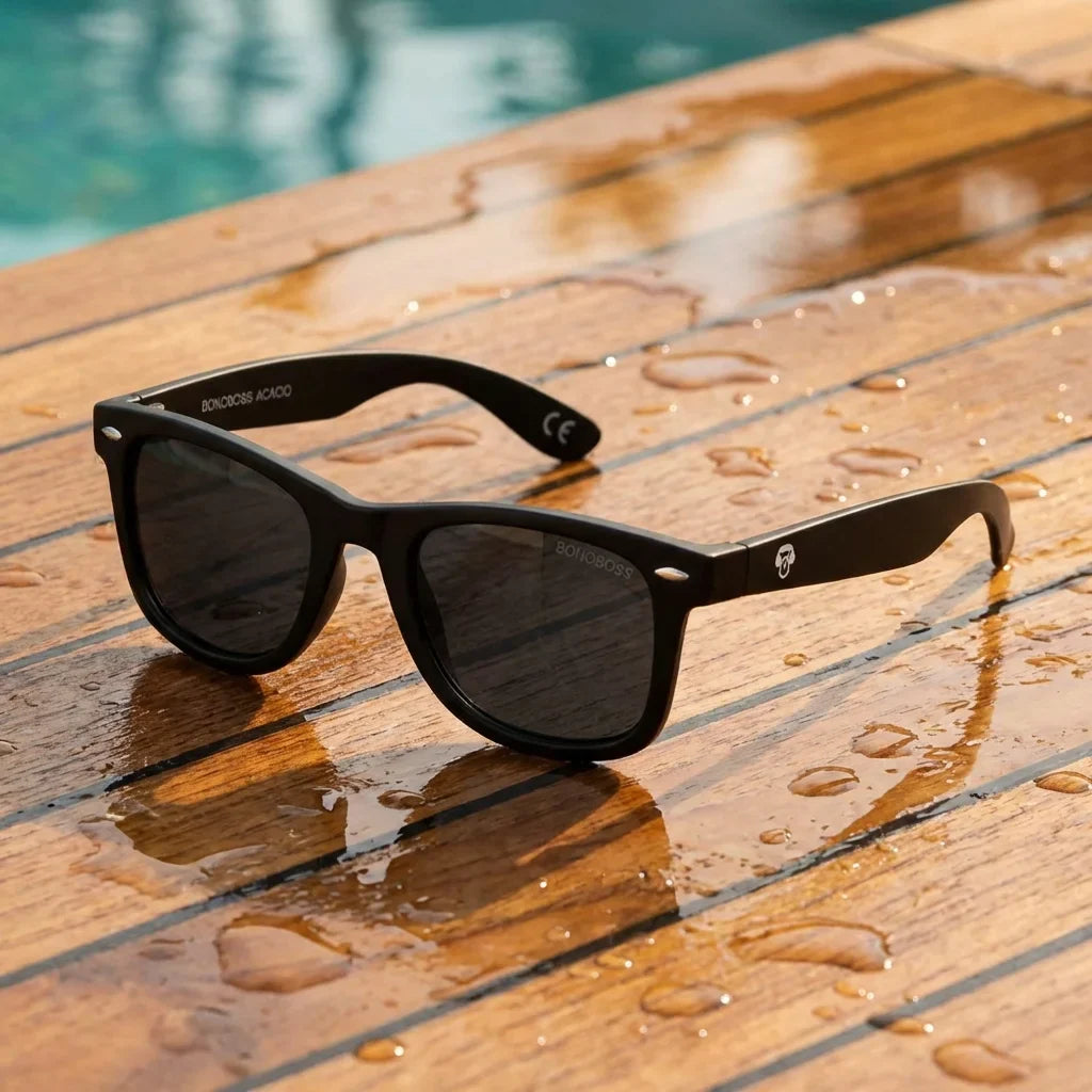 Lentes sol Acacio RPET polarizados UV400 sobre madera teca con agua fresca Bonoboss #color_negro