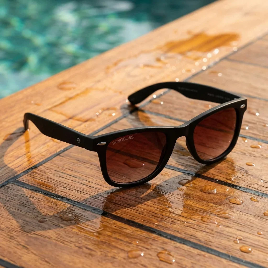 Lentes sol Acacio RPET polarizados UV400 sobre madera teca con agua fresca Bonoboss #color_rojo