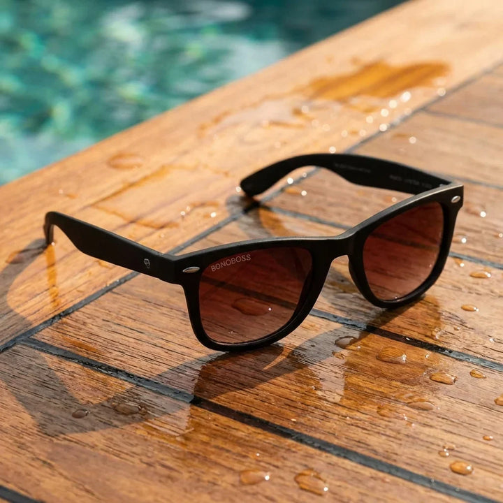 Lentes sol Acacio RPET polarizados UV400 sobre madera teca con agua fresca Bonoboss #color_rojo