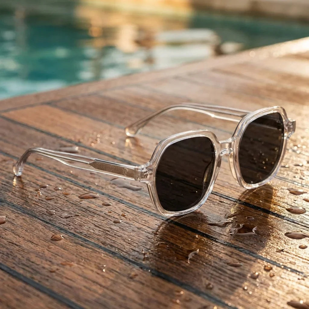 Lentes sol Canarias polarizados UV400 sobre madera teca con agua fresca Bonoboss #color_transparente