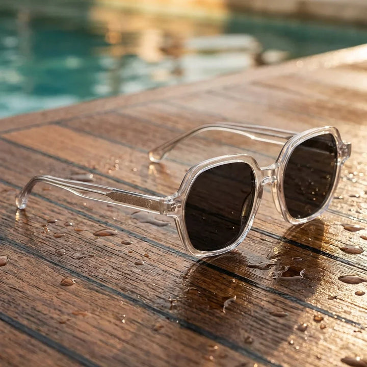 Lentes sol Canarias polarizados UV400 sobre madera teca con agua fresca Bonoboss #color_transparente