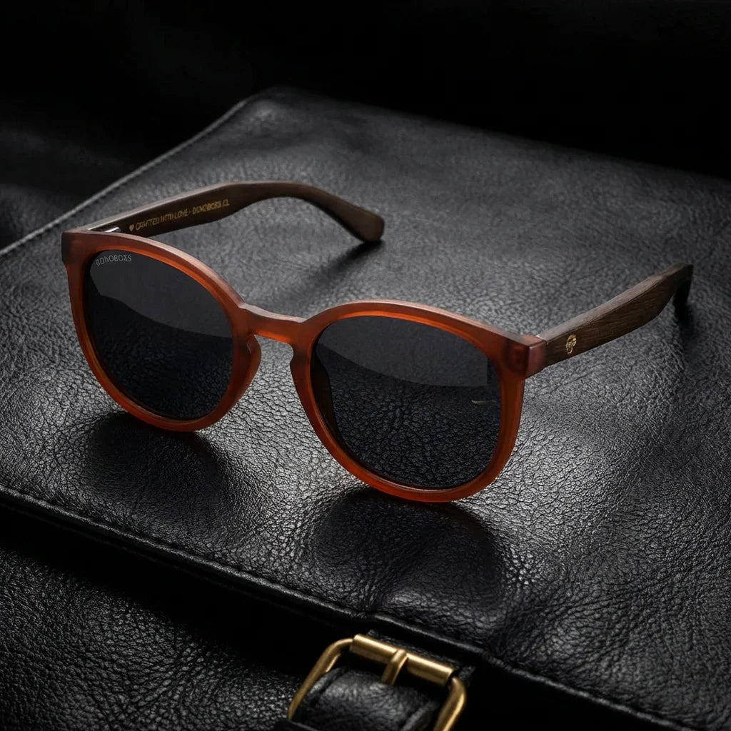 Lentes sol Meli Wine polarizados UV400 sobre cuero negro detalle brass premium Bonoboss #color_negro