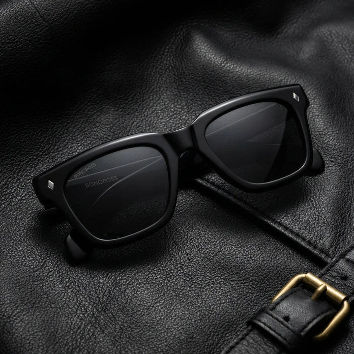 Lentes sol Bruno polarizados UV400 bio-acetato Negro sobre cuero negro detalle brass premium Bonoboss #editorial_polarizado #color_negro