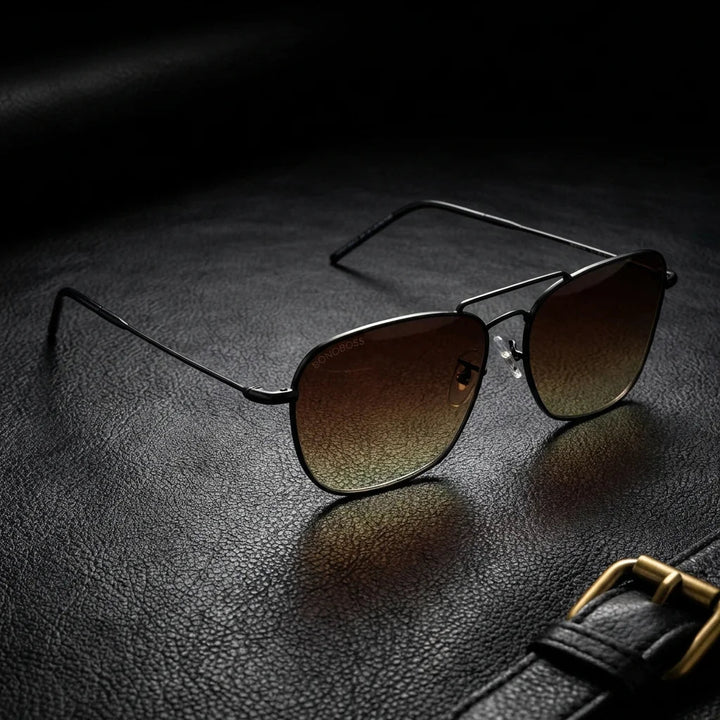 Lentes sol Commander Reverse polarizados UV400 metal gun sobre cuero negro detalle brass premium Bonoboss #editorial_polarizado #color_gun
