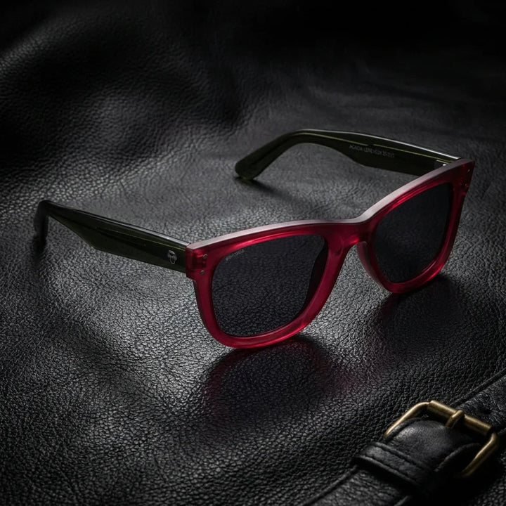 Lentes sol Acacia Reverse polarizados UV400 madera zebrano Rosado sobre cuero negro detalle brass premium Bonoboss #editorial_polarizado #color_rosado