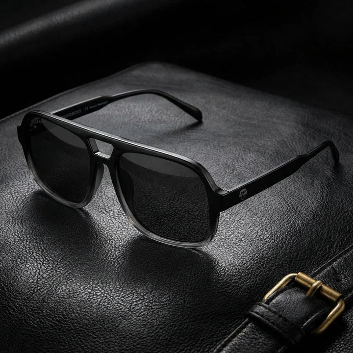 Lentes sol Orson RPET polarizados UV400 reciclado dark sobre cuero negro detalle brass premium artesanal Bonoboss #editorial_grid1 #color_black