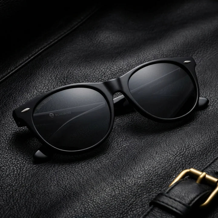 Lentes sol Hanga Roa polarizados UV400 bio-acetato negro sobre cuero negro detalle brass premium elegante Bonoboss #editorial_polarizado #color_negro