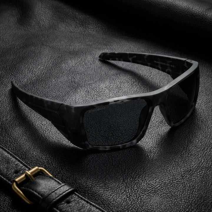 Lentes sol Salmon Seeker polarizados UV400 sobre cuero negro detalle brass premium Bonoboss #color_dark-camo